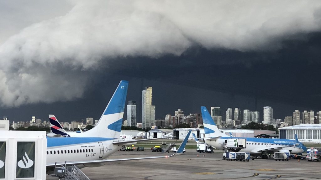Enorme nuvem de tempestade avança sobre Buenos Aires, veja imagens