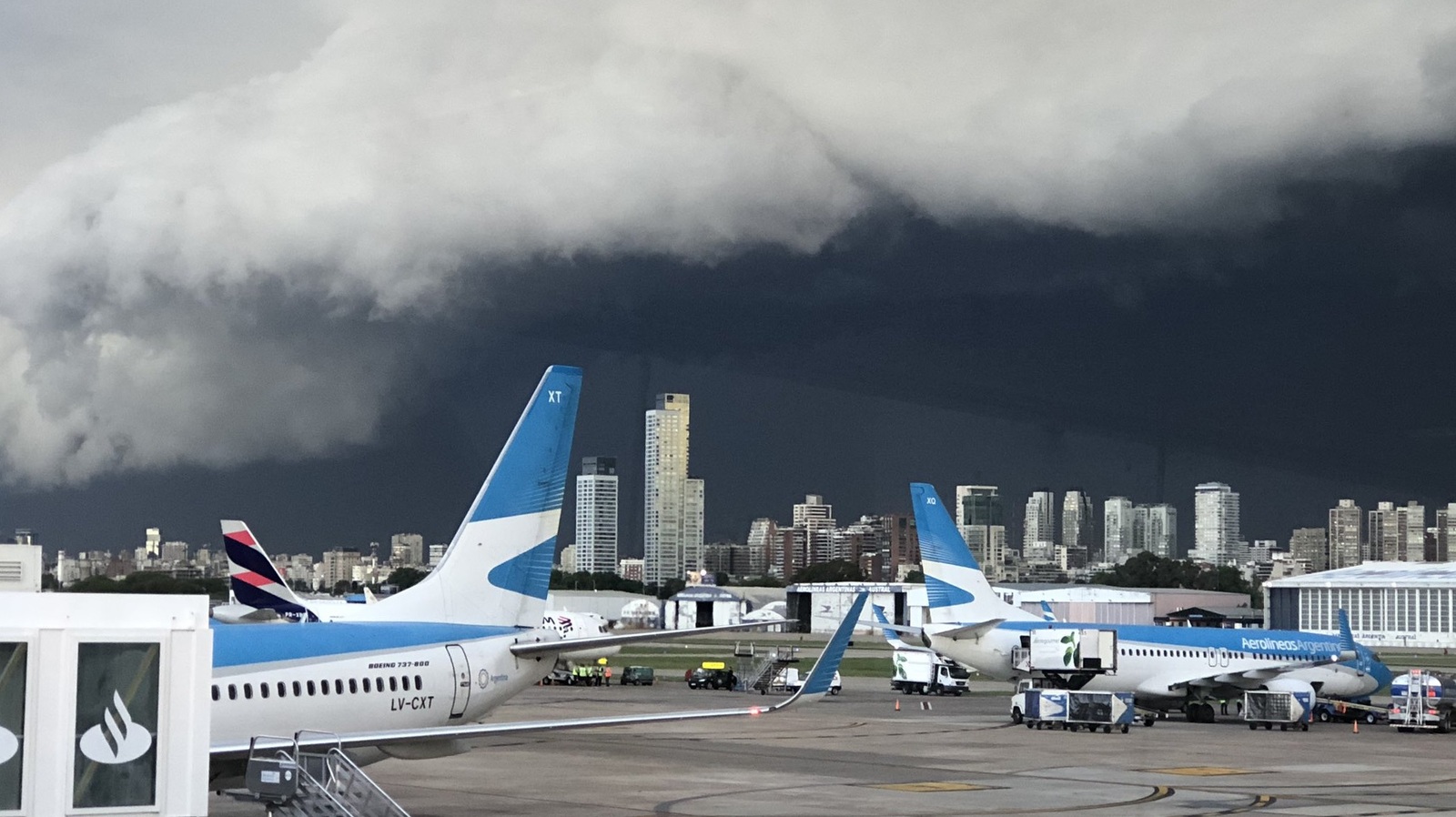 Enorme nube de tormenta se mueve sobre Buenos Aires, ver fotos