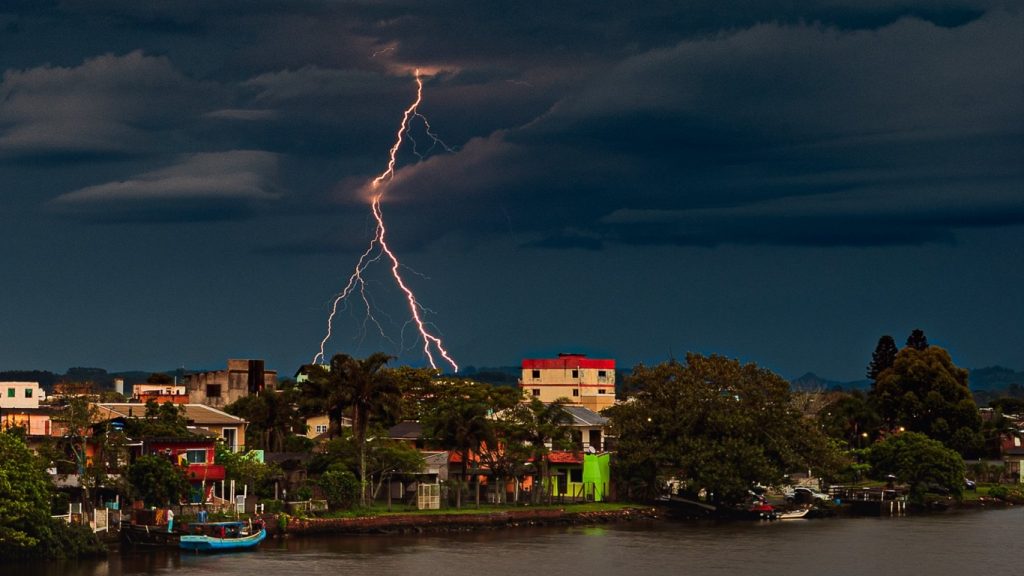Baixa pressão profunda trará fortes tempestades e muita chuva