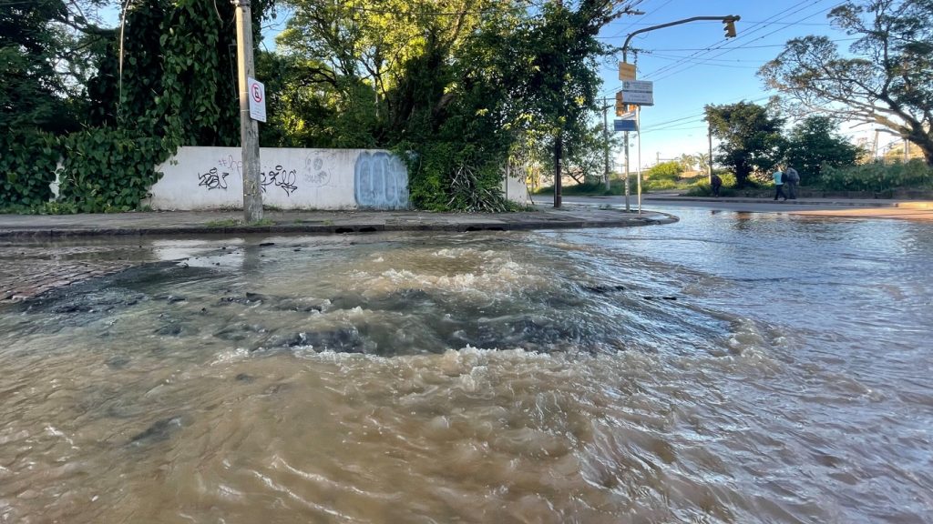 Guaíba volta a refluir pela rede pluvial no Quarto Distrito; veja imagens