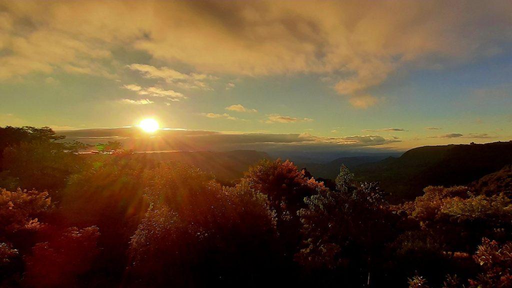 Temperatura cai com frio típico de maio quase no fim de novembro