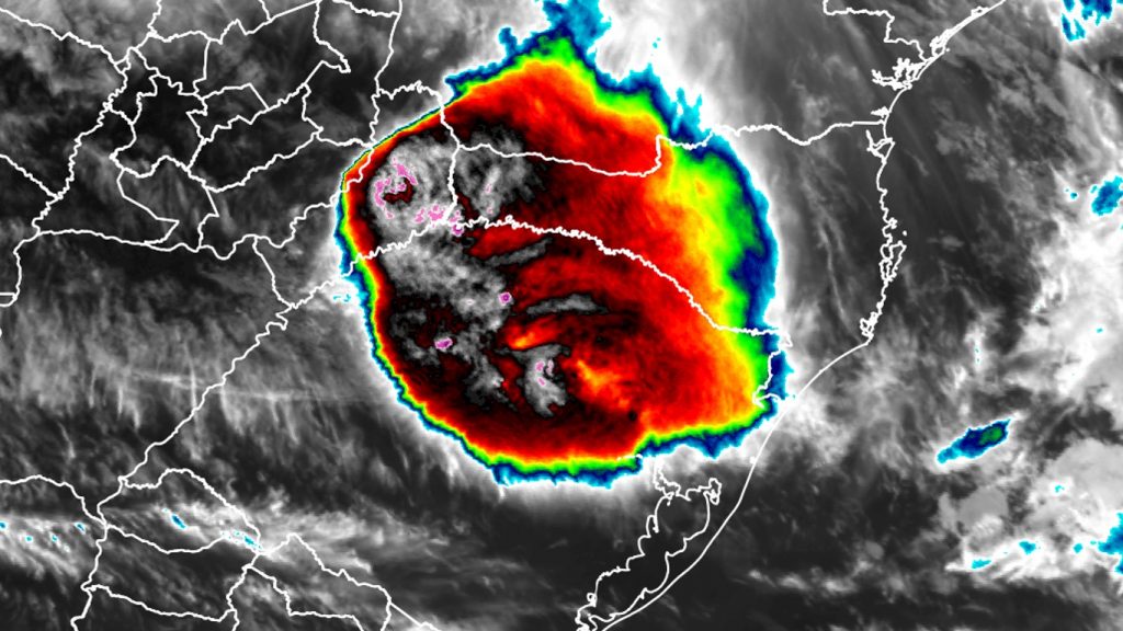 Imagens registram a formação do temporal arrasador em Giruá (RS)