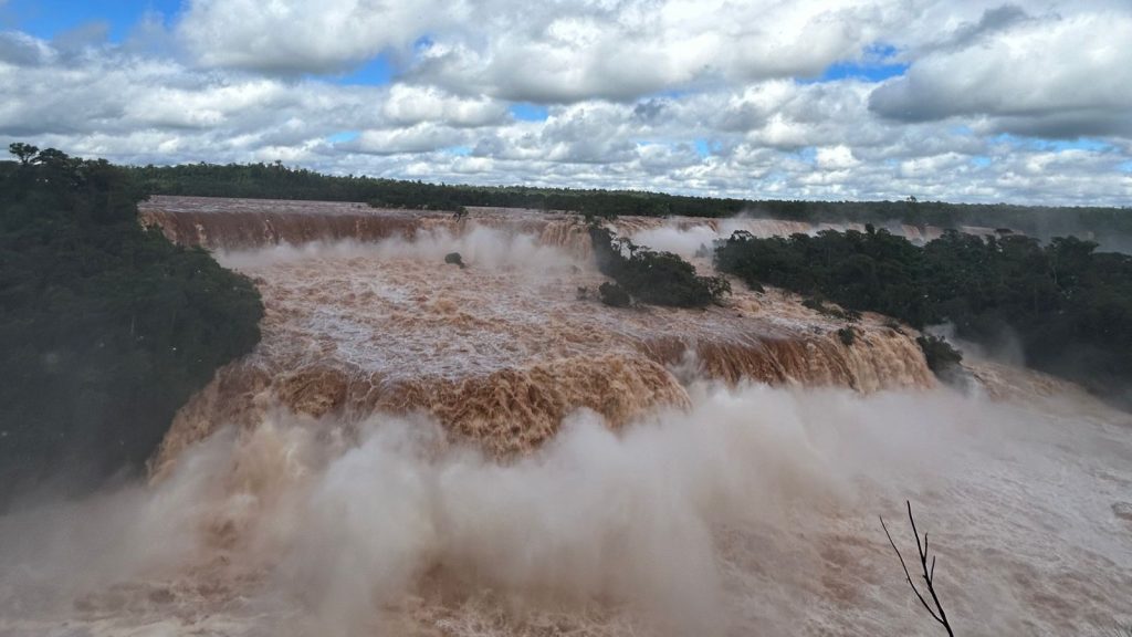 Cataratas com vazão onze vezes acima do normal após chuva do ciclone