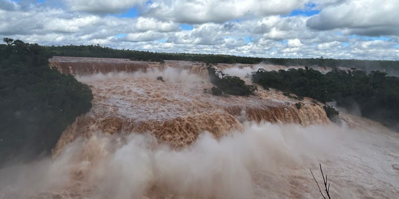 <span class="entry-title-primary">Cataratas com vazão onze vezes acima do normal após chuva do ciclone</span> <h2 class="entry-subtitle">Chuva excessiva pela baixa pressão que deu origem ao ciclone volta a aumentar muito a vazão das Cataratas do Iguaçu</h2>