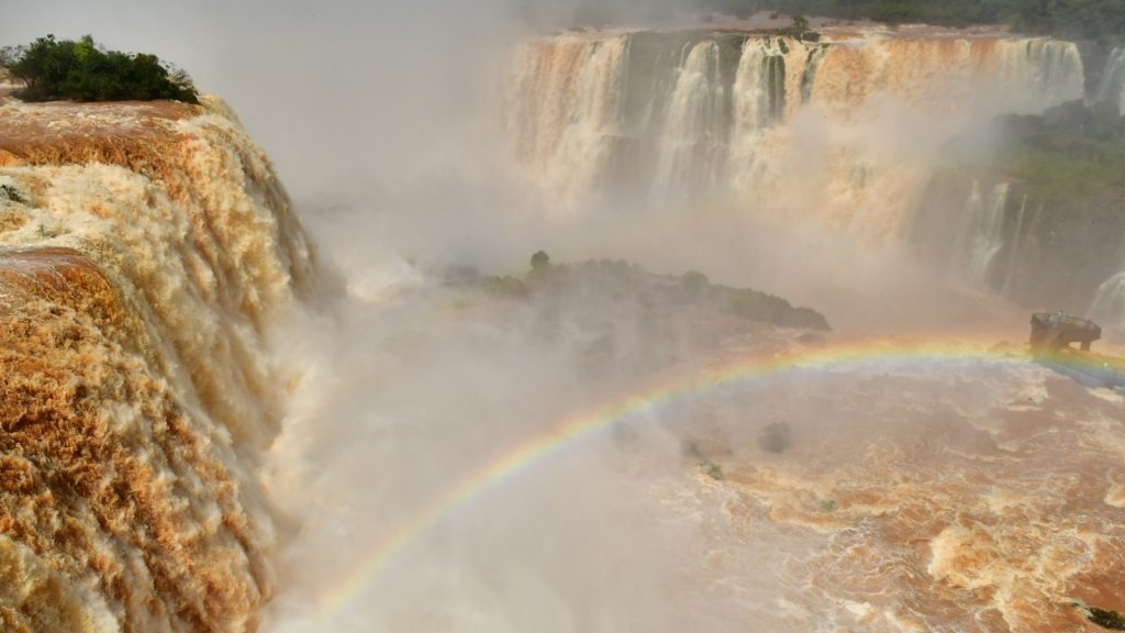 Veja a vazão das Cataratas do Iguaçu que encantou turistas no feriadão