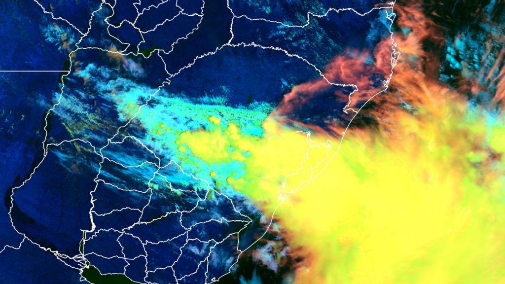 Frente fria avança com chuva localmente volumosa e risco de vento forte