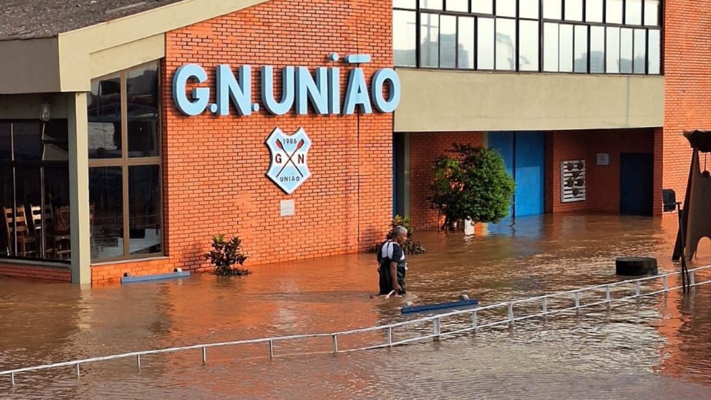 Fotos: veja como ficou clube de Porto Alegre com a grande enchente
