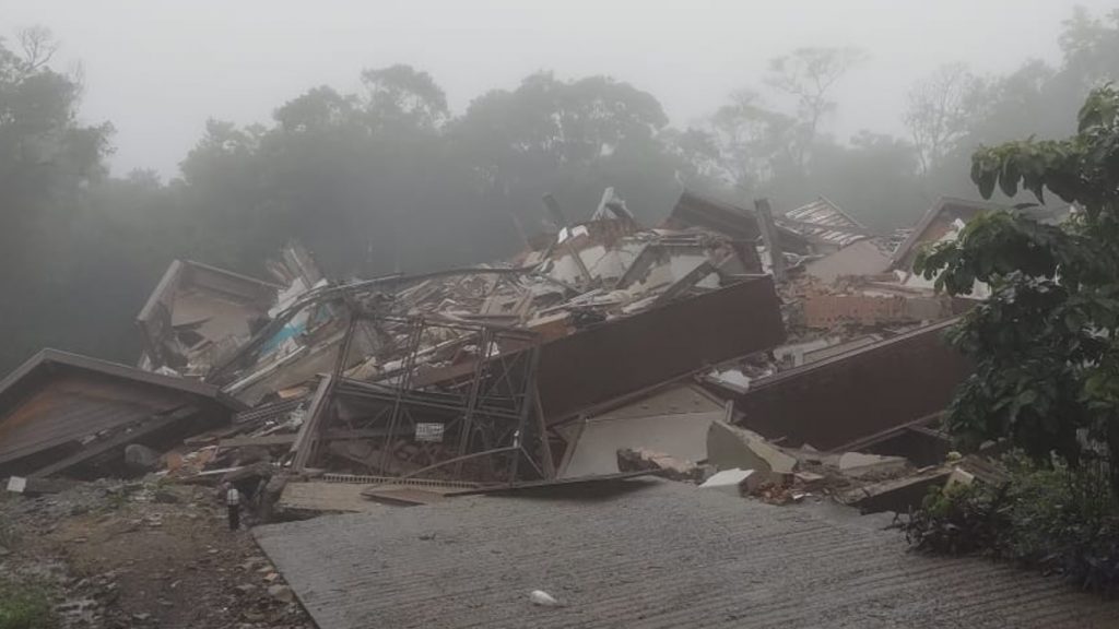 Prédio desaba e rachaduras aumentam após chuva em Gramado