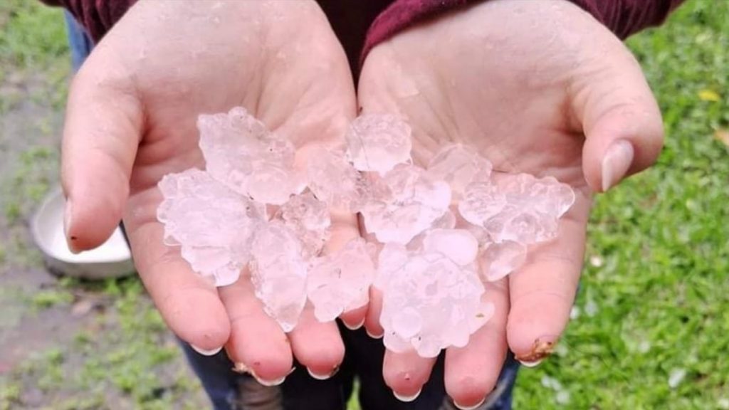 Granizo acompanha temporais que se deslocam pelo Sul do Brasil