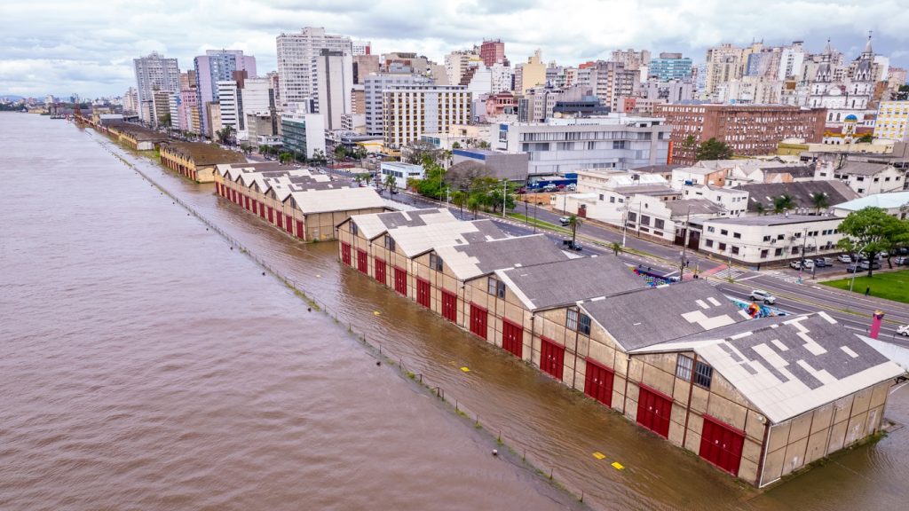 Guaíba está muito perto de transbordar no Centro de Porto Alegre