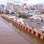 Guaíba está muito perto de transbordar no Centro de Porto Alegre