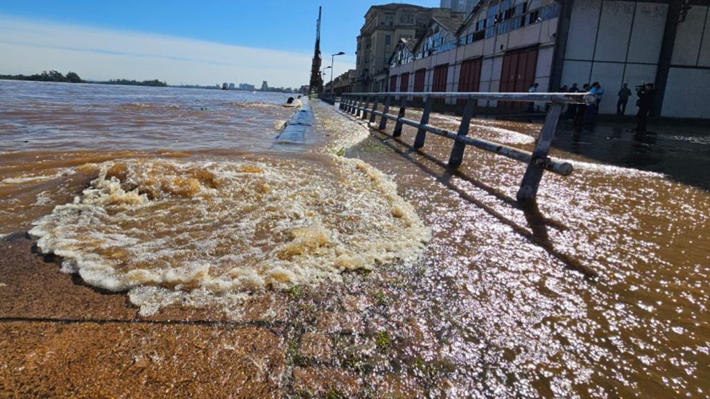 Guaíba transborda no Centro na terceira maior cheia desde 1941