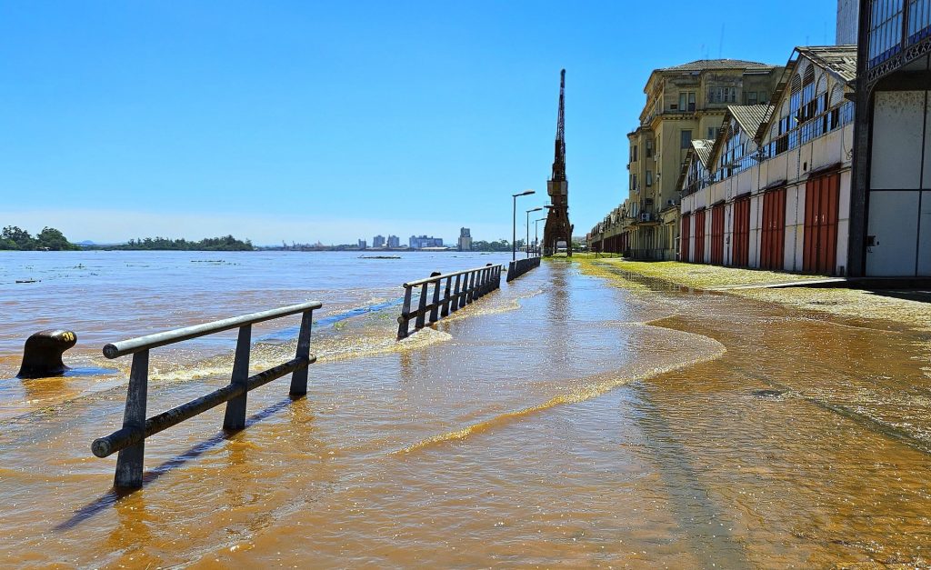 Por que o Guaíba sobe muito em dia de céu azul e sem chuva?