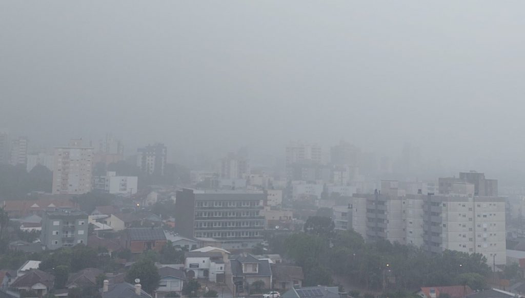 Quinta-feira terá nova rodada de chuva forte e temporais no Sul do país