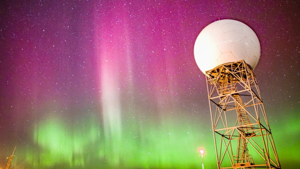 Tempestade solar forte traz raras auroras na Europa e EUA; veja imagens