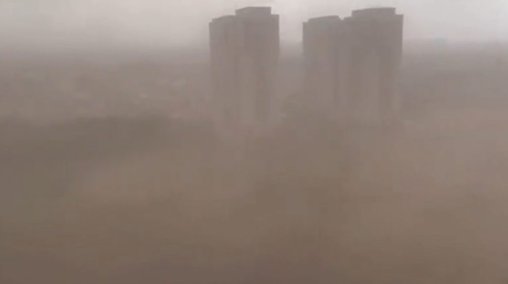 Após calorão, seca, fumaça e vendaval, Manaus tem tempestade de areia