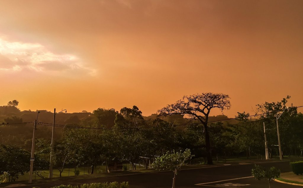 Temporal provoca paisagem marciana em cidade de São Paulo