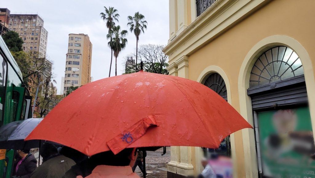 Chuva alcança metade da média do mês em uma tarde em Porto Alegre