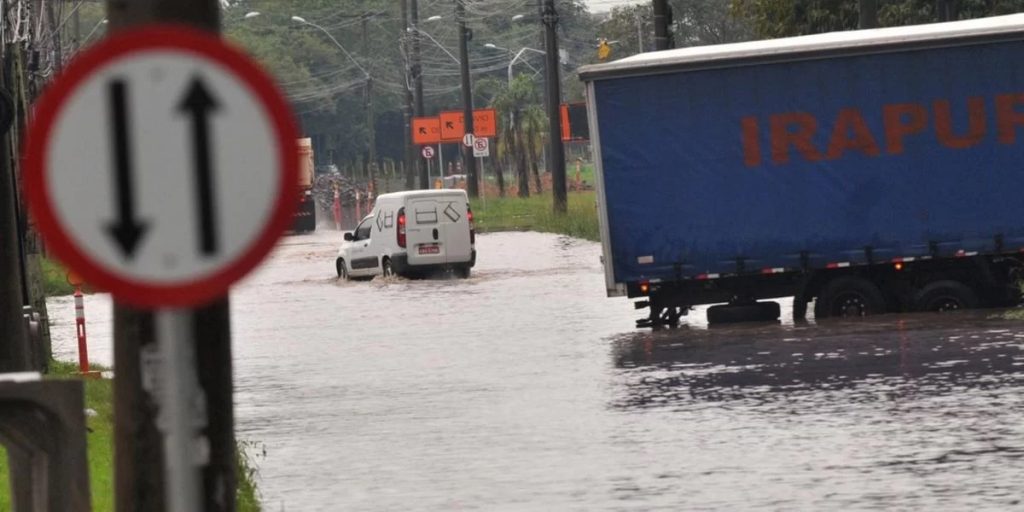 Chuva em Porto Alegre supera a média do mês em apenas 24 horas