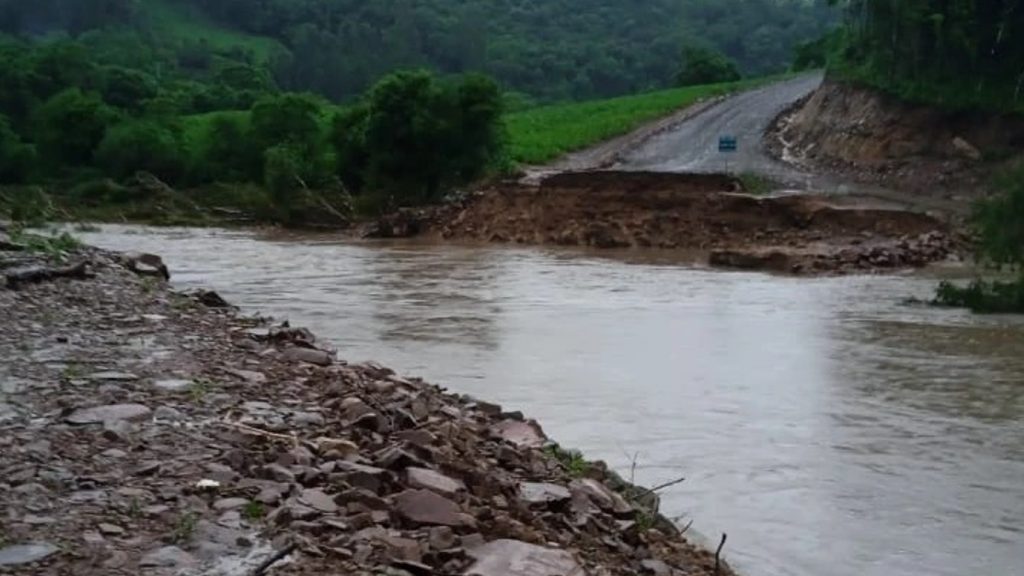 Enchente leva ponte sonhada por 30 anos três meses após ser inaugurada