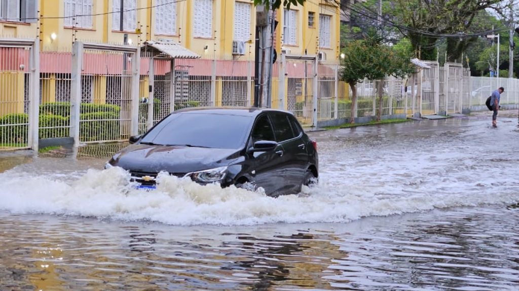 Águas sobem no bairro Praia de Belas com a enchente do Guaíba