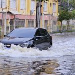 Águas sobem no bairro Praia de Belas com a enchente do Guaíba