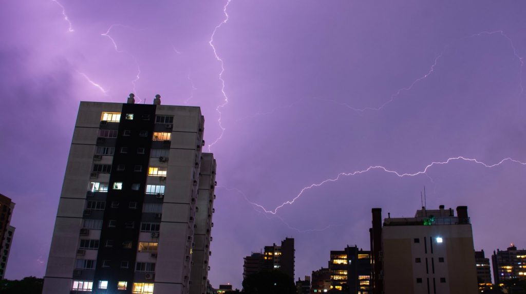 Entenda o que causou a tempestade com muitos raios em Porto Alegre