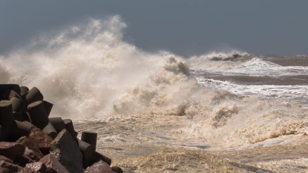 Forte ressaca do mar pelo ciclone causa danos e deixa um desaparecido