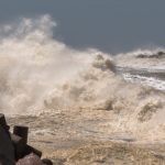 Forte ressaca do mar pelo ciclone causa danos e deixa um desaparecido