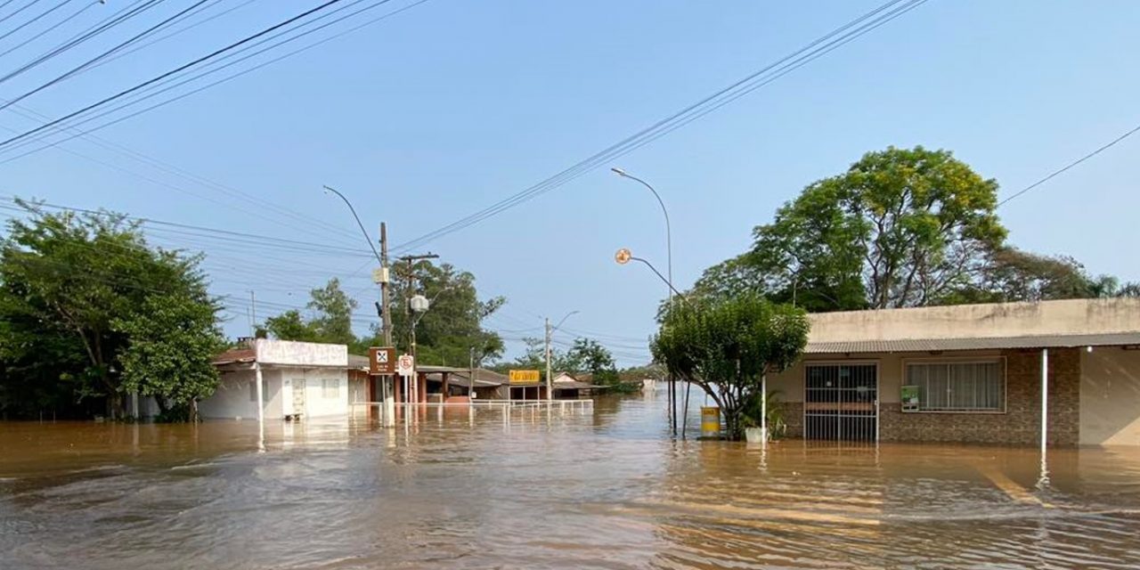 <span class="entry-title-primary">Fotos: maior enchente do Rio Uruguai em anos em São Borja</span> <h2 class="entry-subtitle">Nível do Rio Uruguai atingiu um pico de 15 metros nesta quarta-feira na cidade de São Borja, onde dois mil estão fora de casa</h2>