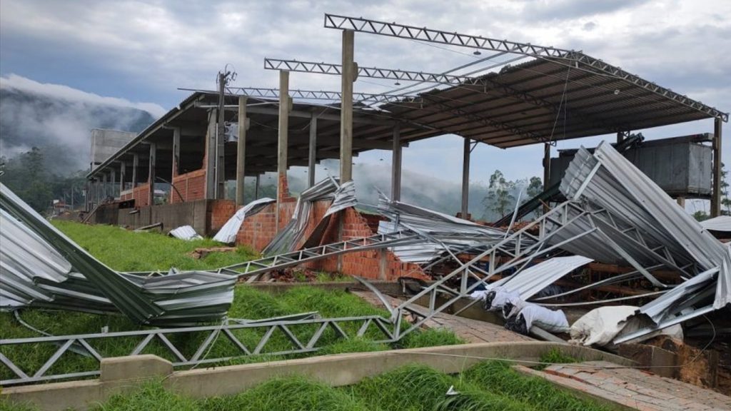 Fotos: temporal causa estragos em Santa Catarina