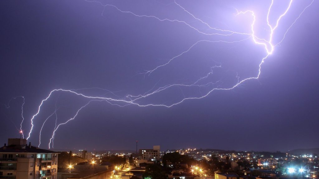 Semana terá sol, abafamento, calorão, chuva e risco de temporais
