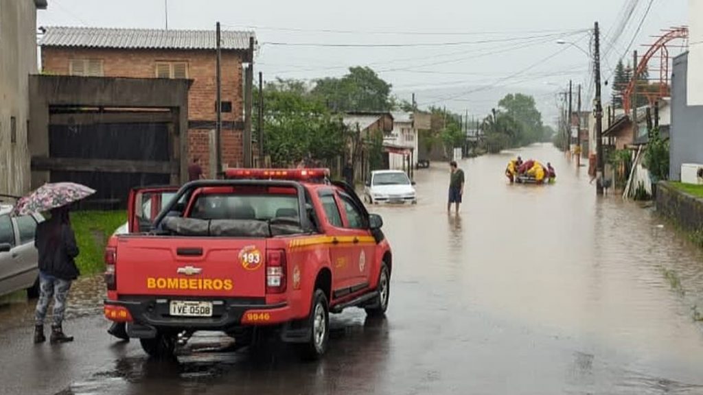 Rios Paranhana e Sinos saem do leito com enchentes nos vales