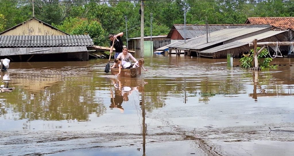Enchente leva água quase aos telhados das casas em Taquara