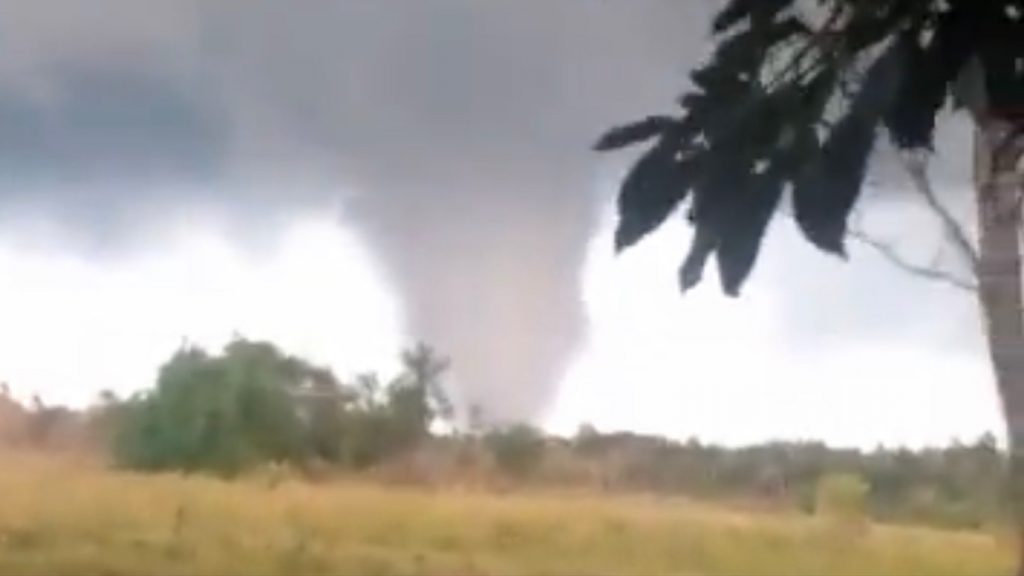 Tempestade avança para o Sul do Brasil após causar tornado no Paraguai