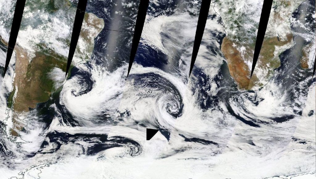 Satélites da NASA registram desfile de ciclones entre o Brasil e a África