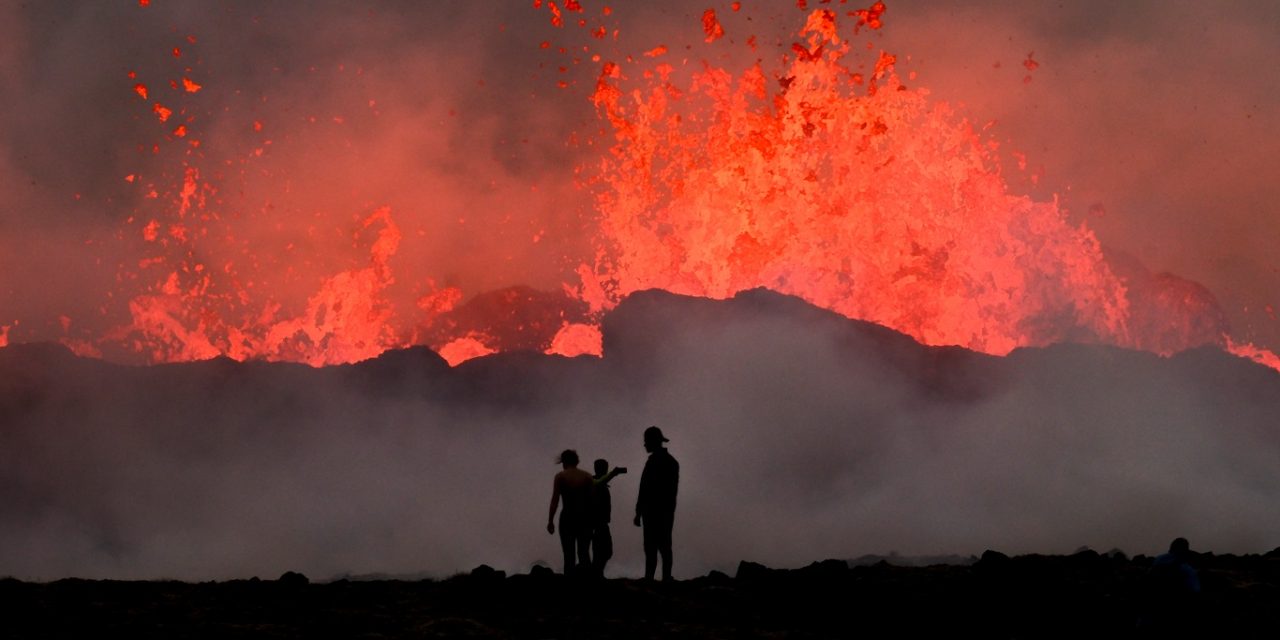 <span class="entry-title-primary">Centenas de terremotos precedem iminente erupção de vulcão, veja vídeo</span> <h2 class="entry-subtitle">Islândia está em alerta com centenas de terremotos nas últimas horas que indicariam uma iminente erupção de vulcão </h2>