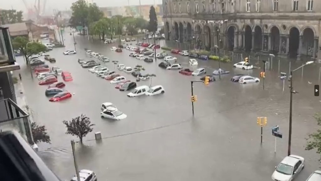 Chuva que avança para o Sul do Brasil inunda Montevidéu, veja vídeos