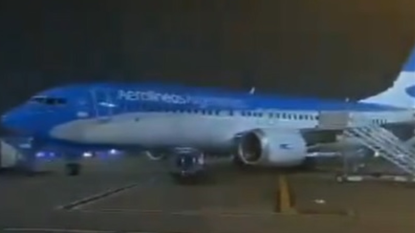 <span class="entry-title-primary">Vendaval faz aviões girarem em Buenos Aires; veja vídeos e fotos</span> <h2 class="entry-subtitle">Aeroparque Jorge Newbery sofreu muitos danos em consequência do vendaval e avião da Aerolineas Argentinas girou com o vento</h2>