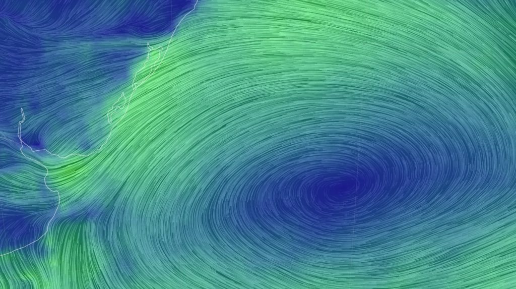 Alta pressão na costa traz vento e temperatura baixa para dezembro
