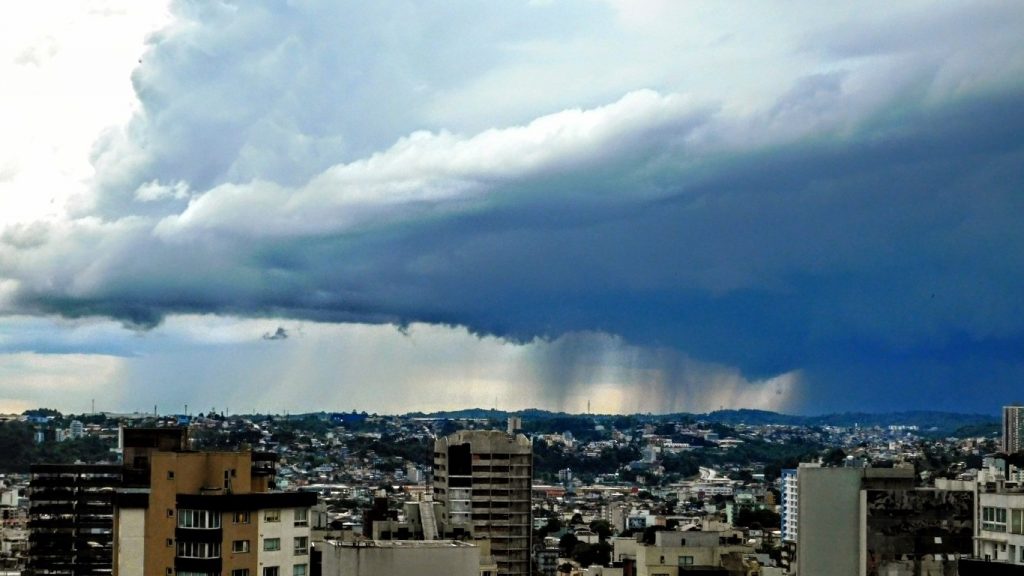 Fotos: temporal que causou desabamento em shopping de Caxias do Sul