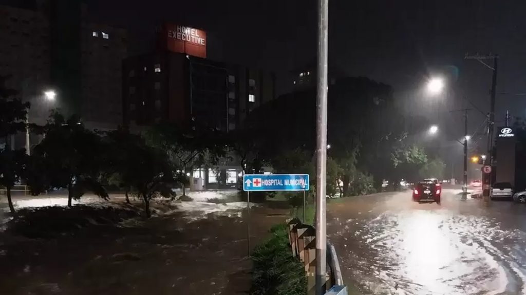 Chuva intensa gerada pelo calor causa alagamentos e transborda arroios