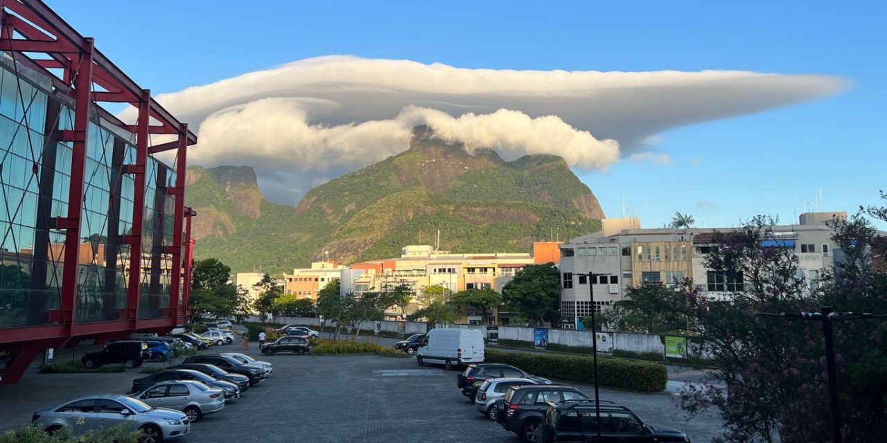 <span class="entry-title-primary">Nuvem de “disco voador” é registrada no céu do Rio de Janeiro</span> <h2 class="entry-subtitle">Em dia de muito sol na cidade do Rio de Janeiro, uma nuvem lenticular se formou sobre a Pedra da Gávea </h2>