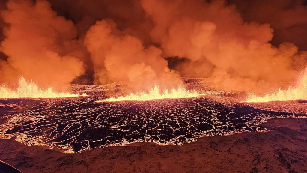 Vulcão na Islândia: as incríveis fotos das primeiras 24 horas da erupção