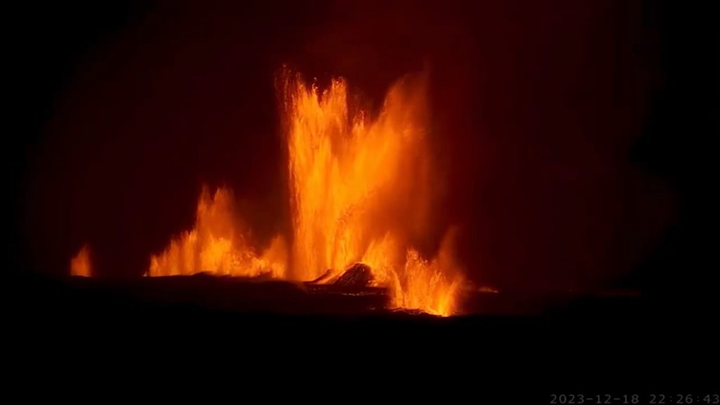 Vulcão entra em erupção na Islândia após milhares de terremotos