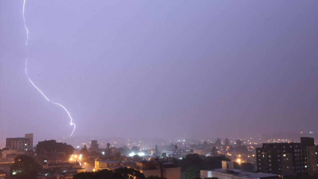 Frente fria chega com chuva forte e vendavais; alerta de mais temporais