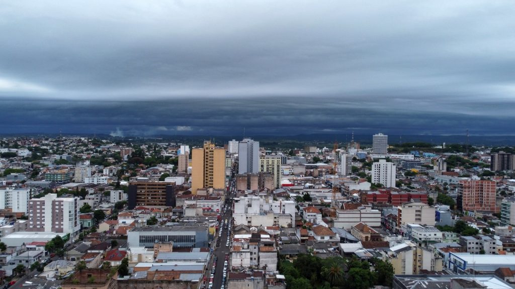 Chuva e temporais avançam da fronteira com vento de quase 100 km/h