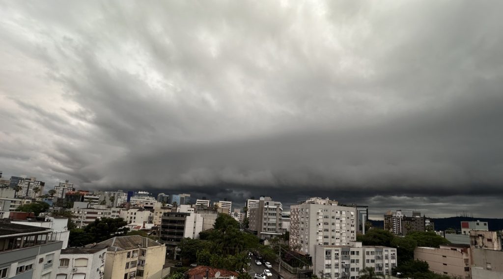 Fotos: entenda a nuvem ameaçadora do fim de tarde em Porto Alegre