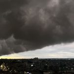 Frente fria chega, interrompe período de calor e traz chuva localmente forte