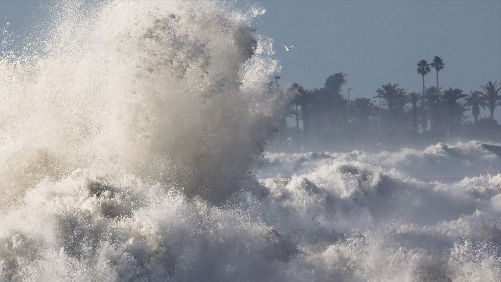Ondas gigantes de 10 m atingem a Califórnia e arrastam pessoas; vídeos